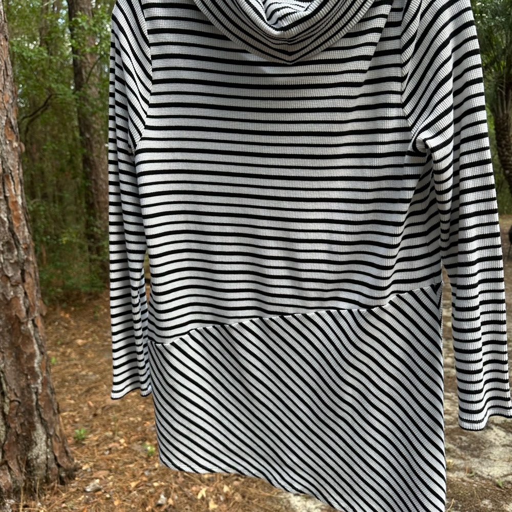 Zenergy by Chico’s b&w striped a symmetrical top